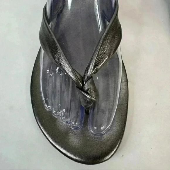 Sak’s Fifth Avenue 10022-SHOE Metallic Leather Sandals. Size 8 - Picture 3 of 11